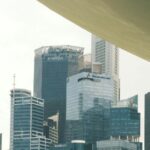 Skyline del quartiere finanziario di Singapore con palma in primo piano — sede delle principali banche internazionali per chi gestisce l'IVA a Singapore