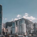Skyline di Hong Kong IVA e centro finanziario internazionale visto dal mare