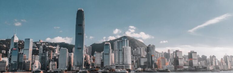 Skyline di Hong Kong IVA e centro finanziario internazionale visto dal mare