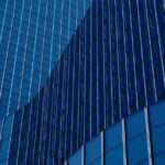 Ristrutturazione aziendale: edificio moderno rappresenta il processo di ristrutturazione e riorganizzazione delle strutture aziendali per migliorare le performance.