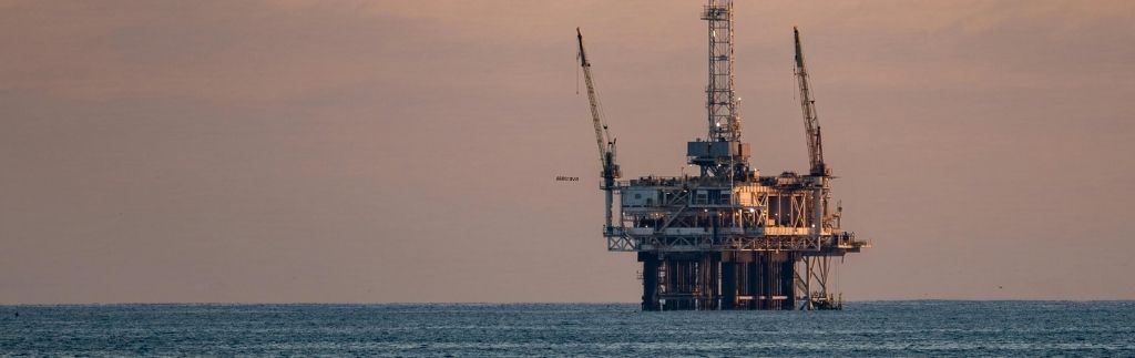 Società offshore: piattaforma petrolifera offshore simbolizza il tipo di attività che può beneficiare dei vantaggi fiscali e legali offerti dalle giurisdizioni offshore.