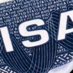 Nahaufnahme eines Visums mit Lupe zur Veranschaulichung der Auswahl welches Visum für Thailand am besten geeignet ist