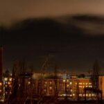 Промышленные зоны: промышленный комплекс с заводом и трубами символизирует экономическую активность и преимущества для иностранных инвесторов в промышленных зонах Таиланда.