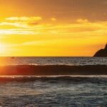 TM30: закат на пляже символизирует процесс регистрации пребывания иностранных граждан в Таиланде по форме TM30.