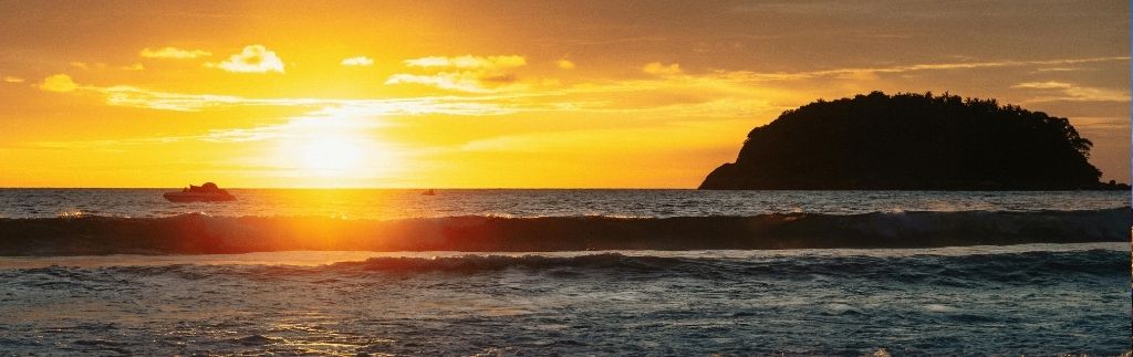 TM30: закат на пляже символизирует процесс регистрации пребывания иностранных граждан в Таиланде по форме TM30.