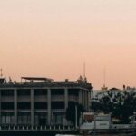 Экспатов в Бангкоке: городской пейзаж с храмами и зданиями отражает жизнь и возможности для экспатов в столице Таиланда.