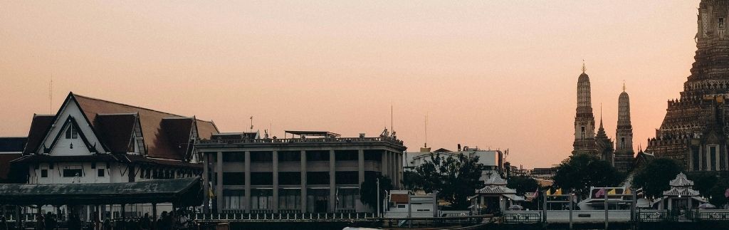 Экспатов в Бангкоке: городской пейзаж с храмами и зданиями отражает жизнь и возможности для экспатов в столице Таиланда.