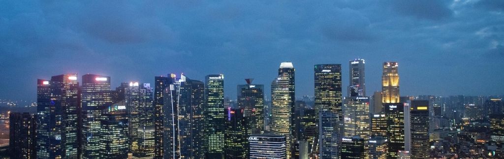 Visto d'affari per Singapore: skyline di Singapore che simboleggia le opportunità e le strutture disponibili per gli imprenditori e i visitatori d'affari.