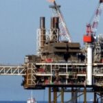 Offshore-Gesellschaften: Offshore-Bohrplattform im Meer, Symbol für internationale Unternehmen im Öl- und Gasbereich.