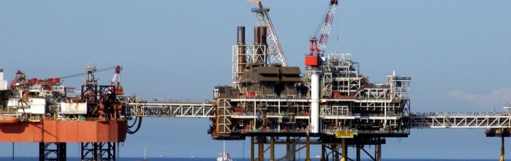 Offshore-Gesellschaften: Offshore-Bohrplattform im Meer, Symbol für internationale Unternehmen im Öl- und Gasbereich.