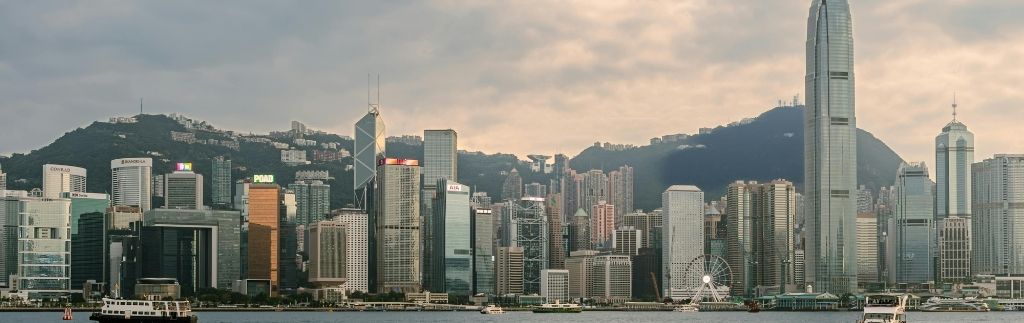 Mehrwertsteuer in Hongkong: Blick auf die Skyline von Hongkong, ein Zentrum des internationalen Handels und der Wirtschaft.