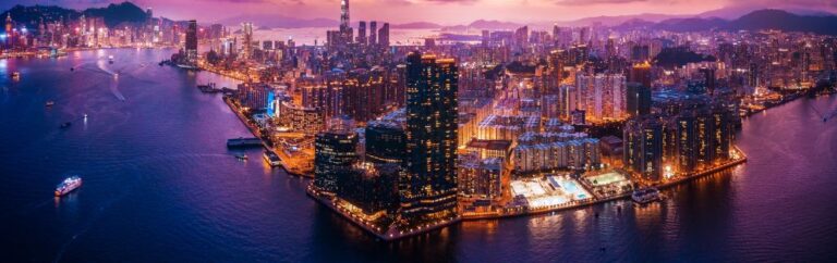 Skyline di Hong Kong al tramonto che illustra l’ambiente economico e il sistema di tasse Hong Kong per le imprese internazionali