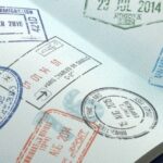 Visabestimmungen in Thailand auf einem Reisepass mit mehreren Einreisestempeln.