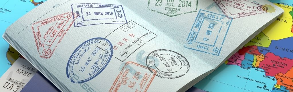 Visabestimmungen in Thailand auf einem Reisepass mit mehreren Einreisestempeln.