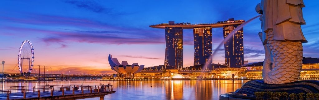 Marina Bay Skyline in Singapur mit Marina Bay Sands, Singapore Flyer und Finanzdistrikt als Symbol für das Geschäftsumfeld und die Mehrwertsteuer in Singapur