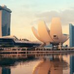 Skyline finanziario asiatico che rappresenta il contesto economico delle Singapour tasse e dei principali hub finanziari internazionali in Asia
