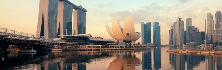 Skyline finanziario asiatico che rappresenta il contesto economico delle Singapour tasse e dei principali hub finanziari internazionali in Asia