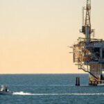 оффшорные компании: морская нефтяная платформа и танкер, символ международного бизнеса и оффшорных структур.