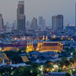 Venture capital Thaïlande – panorama de Bangkok avec temples historiques et skyline financière au bord du fleuve Chao Phraya.