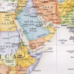 Двойное гражданство в Таиланде: Карта мира и паспорт символизируют получение двойного гражданства в Таиланде и международную мобильность.