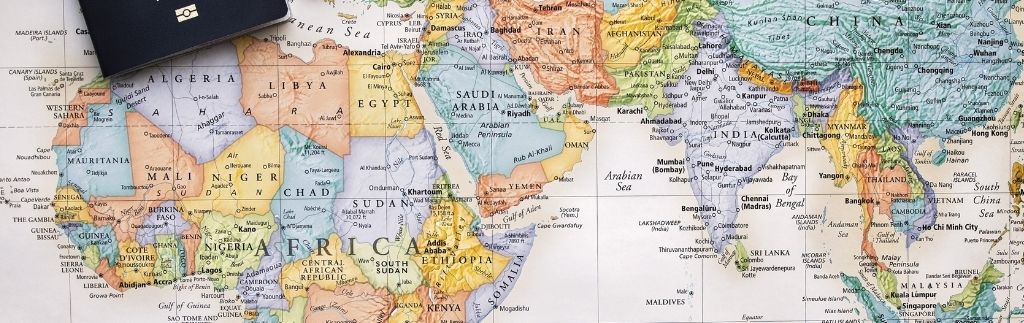 Двойное гражданство в Таиланде: Карта мира и паспорт символизируют получение двойного гражданства в Таиланде и международную мобильность.