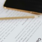 Брачный договор в Таиланде: Документы на столе символизируют подготовку и подписание брачного договора в Таиланде.