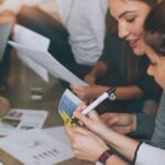 Des entrepreneurs en Thaïlande travaillant ensemble sur des documents et des plans de projet.