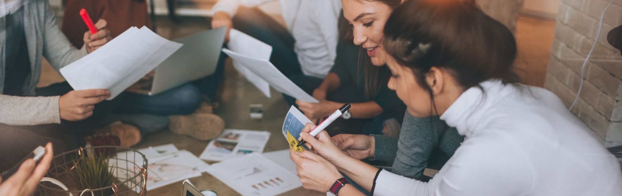 Des entrepreneurs en Thaïlande travaillant ensemble sur des documents et des plans de projet.