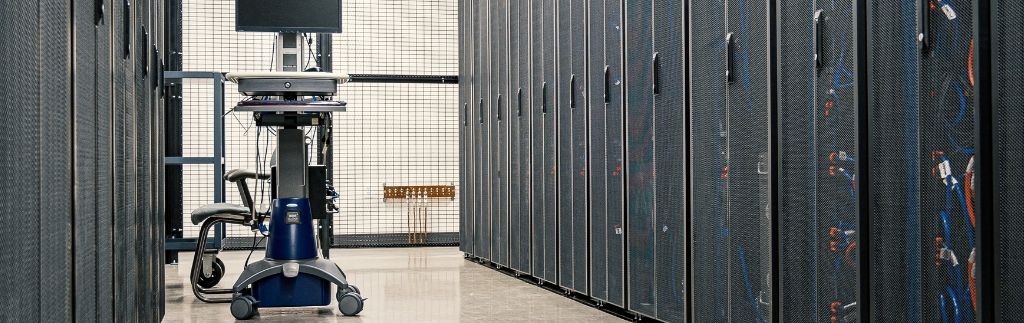 Центр обработки данных: Изображение серверной комнаты с оборудованием для обработки данных в дата-центре.