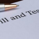 Dernière volonté et testament sur papier, documents cruciaux dans le cadre de la planification successorale internationale.