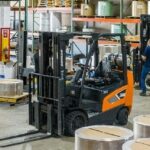 Unternehmensumstrukturierung: Lager und Logistikbetrieb symbolisieren organisatorische Veränderungen und Optimierung von Geschäftsprozessen.