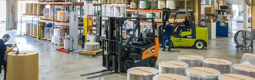 Unternehmensumstrukturierung: Lager und Logistikbetrieb symbolisieren organisatorische Veränderungen und Optimierung von Geschäftsprozessen.