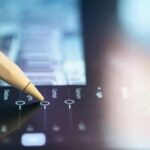 TouristDigiPay: interfaccia digitale e tecnologia simboleggiano l’uso dei pagamenti digitali per i turisti in Thailandia.