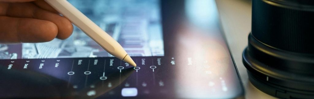 TouristDigiPay: interfaccia digitale e tecnologia simboleggiano l’uso dei pagamenti digitali per i turisti in Thailandia.