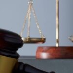 Семейный адвокат — это профессионал, который решает вопросы семейных споров, таких как разводы и права на детей.