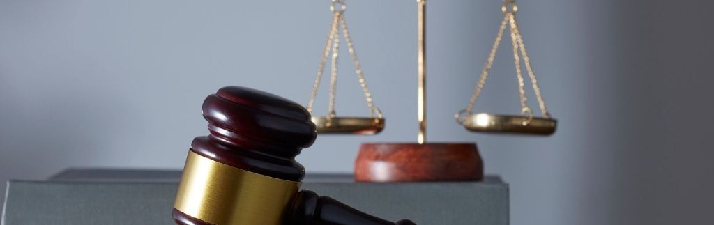 Семейный адвокат — это профессионал, который решает вопросы семейных споров, таких как разводы и права на детей.