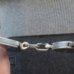 Арест — это процесс задержания человека властями, часто с последующим обвинением в правонарушении.