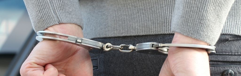 Арест — это процесс задержания человека властями, часто с последующим обвинением в правонарушении.