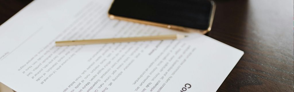 Брачный договор в Таиланде: Документы на столе символизируют подготовку и подписание брачного договора в Таиланде.