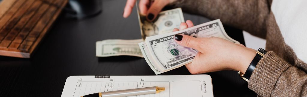 Manipulation de billets de banque pour la lutte contre le blanchiment d'argent en Thaïlande, symbolisant le contrôle financier.