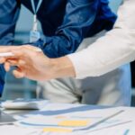 Analyse des États financiers en Thaïlande par une équipe professionnelle sur ordinateur et tablette