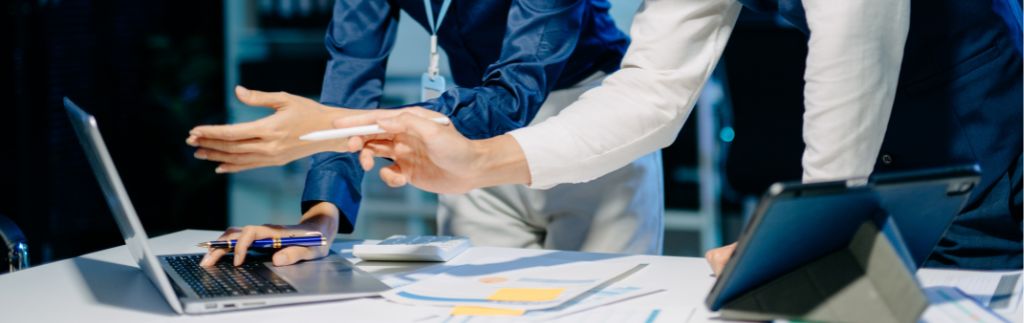 Analyse des États financiers en Thaïlande par une équipe professionnelle sur ordinateur et tablette