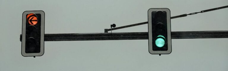 Guidare in Thailandia – traffico stradale con semaforo rosso e verde, regolando la circolazione in Thailandia.