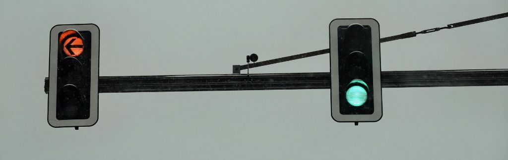 Guidare in Thailandia – traffico stradale con semaforo rosso e verde, regolando la circolazione in Thailandia.