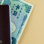 Passeport thaïlandais avec billets illustrant le durcissement de l’obtention du visa en Thaïlande