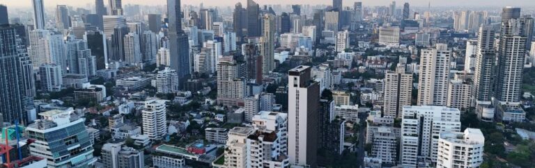È sicuro andare in Thailandia ora – vista panoramica della città, che offre un'idea della vita moderna e delle infrastrutture del paese.