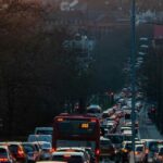 Правила дорожного движения в Таиланде – плотный городской трафик с автомобилями и автобусами, демонстрирующий особенности дорожного движения.