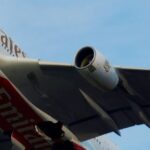 Безопасно ли лететь в Таиланд — крупный пассажирский самолет в полете на фоне ясного неба, символизирующий международные путешествия и перелеты в Азию.