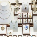 Présentation élégante de colliers, bagues, bracelets et pendentifs exposés dans une vitrine de commerce bijoux en Thaïlande.