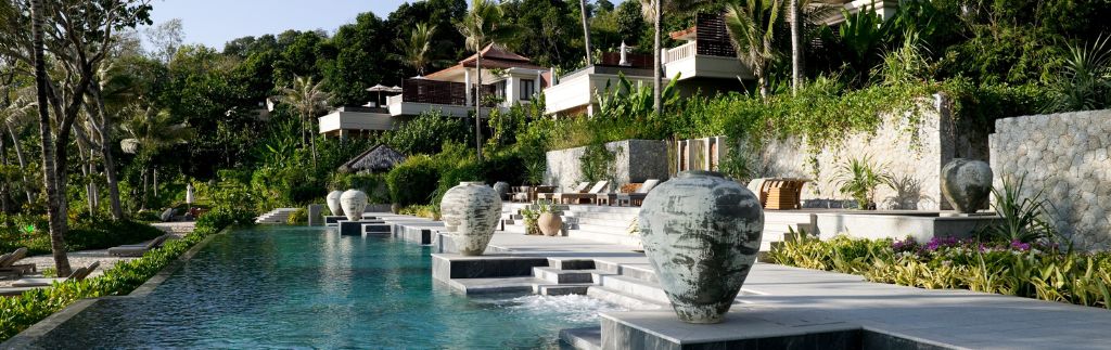 Villa moderne de luxe avec piscine à débordement face à l’océan au coucher du soleil à Phuket, idéale pour un projet d’achat d'une villa via une société à Phuket.